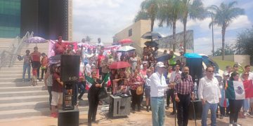 Marchan padres de familia contra nuevos libros de texto
