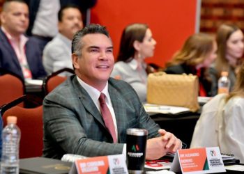 Alito niega haber bajado de la contienda a Beatriz Paredes