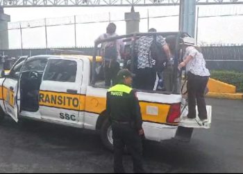 Manifestantes impiden acceso al AICM