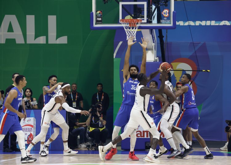 Manila (Philippines), 29/08/2023.- Karl-Anthony Towns of Dominican Republic (center L) in action against Jilson Bango of Angola (center R) during the FIBA Basketball World Cup 2023 group stage match between Dominican Republic and Angola in Manila, Philippines, 29 August 2023. (Baloncesto, República Dominicana, Filipinas) EFE/EPA/ROLEX DELA PENA