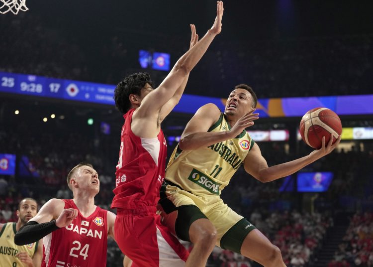 Okinawa (Japan), 29/08/2023.- Dante Exum (R) of Australia in action against Hirotaka Yoshii of Japan during the FIBA Basketball World Cup 2023 group stage match between Australia and Japan in Okinawa, Japan, 29 August 2023. (Baloncesto, Japón) EFE/EPA/KIMIMASA MAYAMA