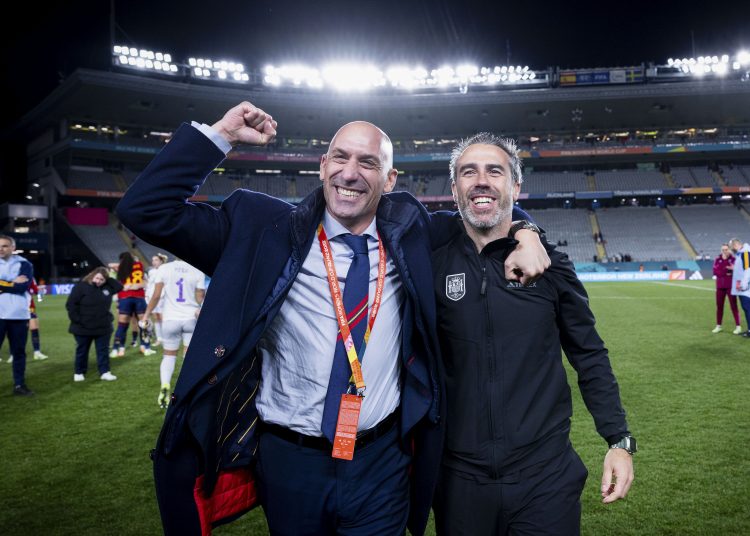 AUCKLAND (NUEVA ZELANDA), 15/08/2023.- El presidente de la Real Federación Española de Fútbol, Luis Rubiales (i), celebra con el seleccionador Jorge Vilda (d) después de que la selección española de fútbol femenino se impusiera a Suecia en la semifinal del Mundial femenino de fútbol este martes en Auckland (Nueva Zelanda). EFE/Pablo García/RFEF SOLO USO EDITORIAL/SOLO DISPONIBLE PARA ILUSTRAR LA NOTICIA QUE ACOMPAÑA (CRÉDITO OBLIGATORIO)