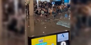Fuertes lluvias dejan encharcamientos en el AICM