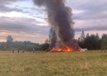 Rescatan cadáveres tras siniestro de avión en Rusia
