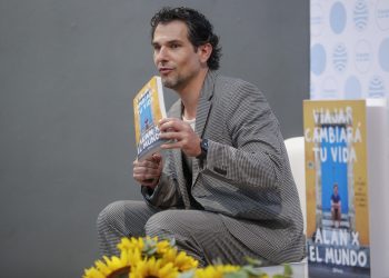 Alan Estrada presenta su libro “Viajar cambiará tu vida”