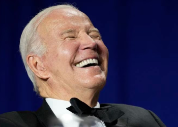 Biden se burla de la foto policial de Trump