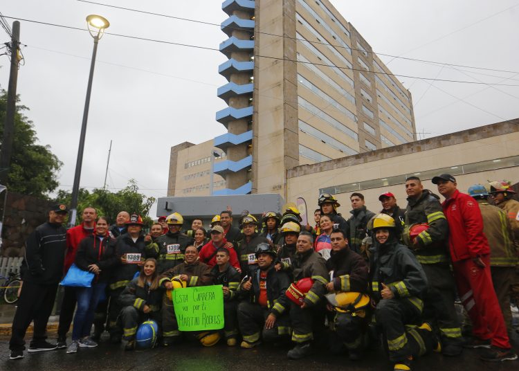 MEX2937. GUADALAJARA (MÉXICO), 20/08/2023.- Personal del cuerpo de bomberos participan hoy, en la octava Carrera Vertical 2023 realizado en la torre del Nuevo Hospital Civil de la ciudad de Guadalajara (México). Ataviados con sus trajes de trabajo decenas de bomberos participaron este domingo en la octava edición de la Carrera Vertical que pretende recaudar fondos para la Unidad de Atención a Niños con Quemaduras Graves, de un hospital público en Guadalajara (oeste de México). EFE/Francisco Guasco