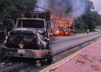Hombres armados incendian varios camiones en carretera de Chiapas