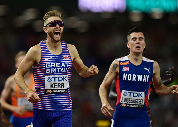 Budapest (Hungary), 23/08/2023.- Josh Kerr of Britain (L) wins ahead of Jakob Ingebrigtsen of Norway (R) the Men's 1500m Final at the World Athletics Championships Budapest, Hungary, 23 August 2023. (Mundial de Atletismo, 1500 metros, 1500 metros, Hungría, Noruega, Reino Unido) EFE/EPA/CHRISTIAN BRUNA