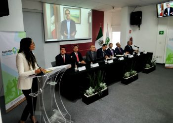 Firman autoridades y administradoras de fondos para el retiro convenio para atender a adultos mayores