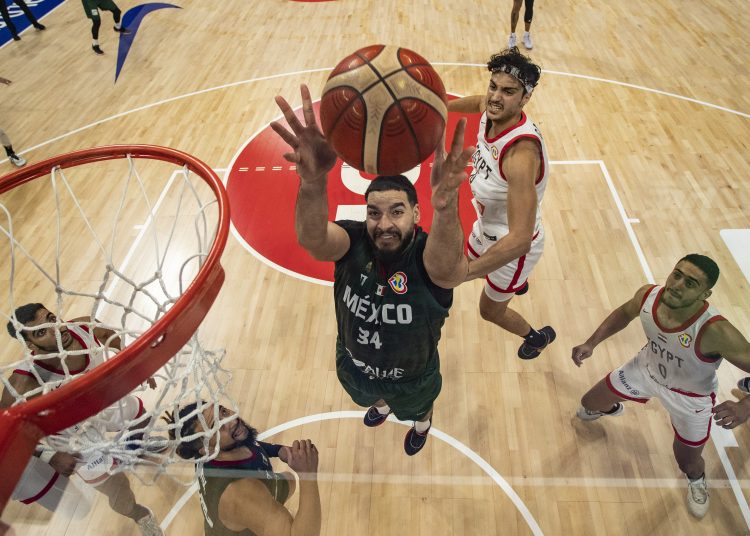 Manila (Philippines), 29/08/2023.- Joshua Ibarra (C) of Mexico reaches for the ball during the FIBA Basketball World Cup 2023 group stage match between Egypt and Mexico in Manila, Philippines, 29 August 2023. (Baloncesto, Egipto, Filipinas) EFE/EPA/EZRA ACAYAN / POOL