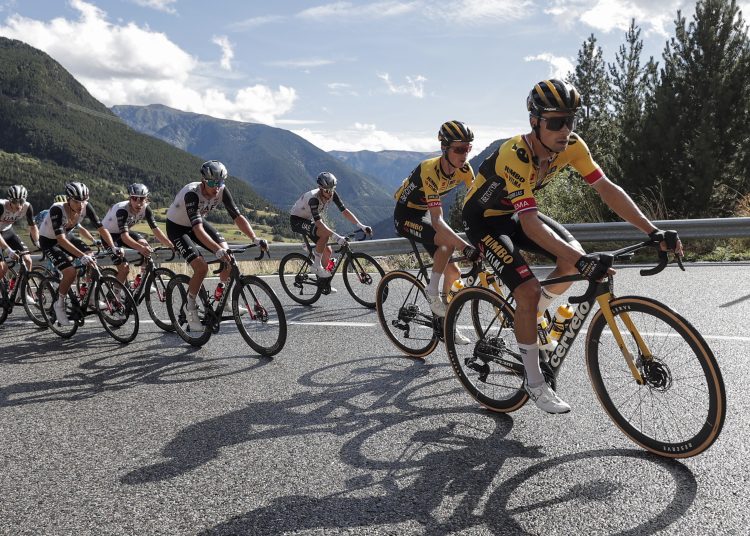 ARINSAL (ANDORRA), 28/08/2023.- El ciclista esloveno Primoz Roglic, de Jumbo-Visma (d), durante la tercera etapa de La Vuelta disputada entre Suria y Arinsal (Andorra), de 158,5 km de recorrido. EFE/ Manuel Bruque