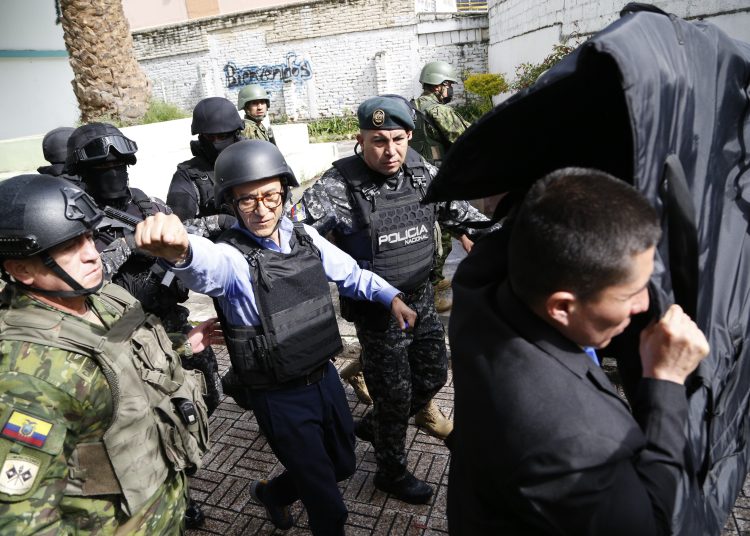 AME2790. QUITO (ECUADOR), 20/08/2023.- El candidato a la Presidencia de Ecuador Christian Zurita, reemplazante del asesinado Fernando Villavicencio, llega a su centro de votación custodiado por un fuerte esquema de seguridad, durante la jornada de elecciones generales, hoy, en Quito (Ecuador). Ecuador avanza en sus elecciones generales extraordinarias y de dos plebiscitos ambientales contra el petróleo y la minería, donde están convocados a sufragar más de 13,4 millones de ecuatorianos. Los ecuatorianos votan para elegir un nuevo presidente o presidenta y a los 137 nuevos integrantes de la Asamblea Nacional (Parlamento). EFE/ Santiago Fernández