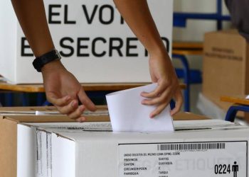 Cierran las urnas en Ecuador e inicia el escrutinio