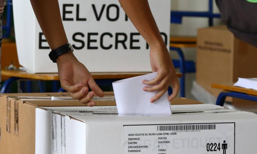 Cierran las urnas en Ecuador e inicia el escrutinio