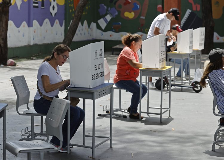 AME2922. GUAYAQUIL (ECUADOR), 20/08/2023.- Ciudadanos acuden a votar durante la jornada de elecciones generales, hoy, en Guayaquil (Ecuador). Avanza con normalidad en Ecuador la jornada de elecciones generales extraordinarias y de dos plebiscitos ambientales contra el petróleo y la minería, en la que están convocados a sufragar más de 13,4 millones de ecuatorianos. Los ecuatorianos votan para elegir un nuevo presidente o presidenta y a los 137 nuevos integrantes de la Asamblea Nacional (Parlamento). EFE/ Mauricio Dueñas Castañeda