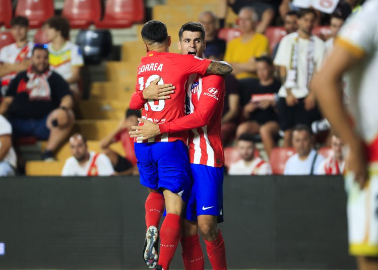 MADRID, 28/08/2023.- El delantero del Atlético de Madrid Álvaro Morata (d) celebra un gol con Ángel Correa, durante el partido de la tercera jornada de LaLiga que Rayo Vallecano y Atlético de Madrid disputan hoy lunes en el estadio de Vallecas, en Madrid. EFE/ZIPI