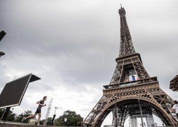 Detienen a un hombre por saltar en paracaídas desde la Torre Eiffel