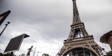 Detienen a un hombre por saltar en paracaídas desde la Torre Eiffel