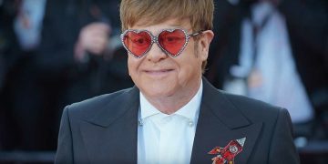 Elton John es hospitalizado en Francia