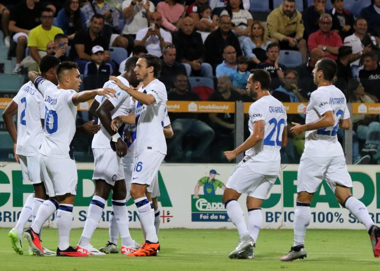 Cagliari (Italy), 28/08/2023.- Inter's Denzel Dumfries celebrates with his teammates after scoring the 0-1 goal during the Italian Serie A soccer match between Cagliari calcio and FC Inter, in Cagliari, Italy, 28 August 2023. (Italia) EFE/EPA/FABIO MURRU
