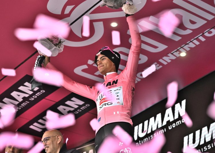 BORMIO (Italy), 28/05/2025.- Mexican rider Isaac Del Toro Romero of UAE Team Emirates XRG, retaining the overall leader's pink jersey, celebrates on the podium after winning the 17th stage of the 108 Giro d'Italia 2025, cycling race over 155 km from San Michele all'Adige to Bormio, 28 May 2025. (Ciclismo, Italia) EFE/EPA/LUCA ZENNARO