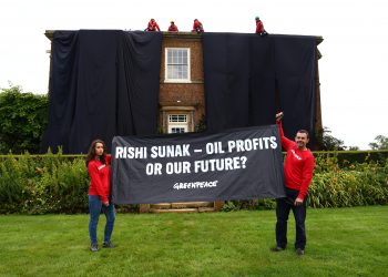 Activistas de Greenpeace protestan en la casa del primer ministro de Reino Unido