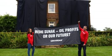 Activistas de Greenpeace protestan en la casa del primer ministro de Reino Unido