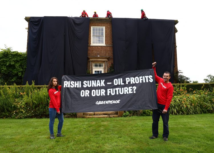 GRAF2165. LONDRES, 03/08/2023.-Cuatro activistas de la organización ecologista Greenpeace accedieron este jueves al tejado de la casa del primer ministro británico, Rishi Sunak, en North Yorkshire, en el norte de Inglaterra, en protesta por su apoyo a una gran expansión de la extracción de petróleo y gas en el Mar del Norte. Según informó Greenpeace en un comunicado, los activistas usaron escaleras y cuerdas para escalar la mansión, valorada en dos millones de libras (2,3 millones de euros), y, una vez en el tejado, desplegaron una tela de 200 metros cuadrados para cubrir una parte de la vivienda. Además, dos miembros de Greenpeace desplegaron una pancarta con el mensaje "Rishi Sunak - ¿Las ganancias del petróleo o nuestro futuro?" sobre la hierba de la propiedad, ubicada en la localidad de Richmond.EFE/Greenpeace***SOLO USO EDITORIAL/SOLO DISPONIBLE PARA ILUSTRAR LA NOTICIA QUE ACOMPAÑA (CRÉDITO OBLIGATORIO)***