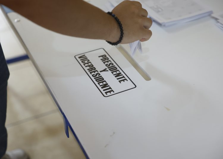 AME2812. CIUDAD DE GUATEMALA (GUATEMALA), 20/08/2023.- Una persona acude a votar para la segunda vuelta de las elecciones presidenciales hoy, en Ciudad de Guatemala (Guatemala). Los centros de votación de Guatemala abrieron este domingo sus puertas para la jornada electoral, donde el país centroamericano decidirá a su próximo presidente para el período 2024-2028. Son casi 3.500 centros de votación donde 9,3 millones de guatemaltecos están empadronados para ejercer su sufragio. Los candidatos que se disputan la presidencia son la ganadora de la primera vuelta celebrada el pasado 25 de junio, Sandra Torres Casanova, de la Unidad Nacional de la Esperanza (UNE) y el segundo lugar, el académico progresista Bernardo Arévalo de León, del Movimiento Semilla. EFE/ Esteban Biba