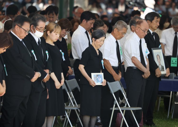 Hiroshima (Japan), 05/08/2023.- Attendants of the memorial service for victims of the atomic bombing of Hiroshima offer a one-minute silent prayer for the victims at Hiroshima Peace Memorial Park in Hiroshima, Hiroshima Prefecture, western Japan, 06 August 2023, marking the 78th anniversary of the atomic bombing. Hiroshima City has announced the toll of victims from the atomic bombing rose to about 140,000. The number of victims was counted as the end of 1945 after the August 6 bombing. (Japón) EFE/EPA/JIJI PRESS JAPAN OUT EDITORIAL USE ONLY