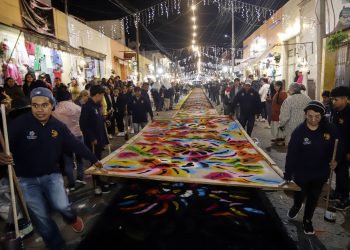 Tapetes de aserrín de hasta 100 metros se despliegan en calles de Tlaxcala