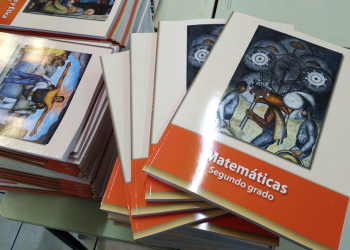 Diputados locales reciben a la Unión Nacional de Padres de Familia para discutir sobre los Libros de Texto Gratuitos