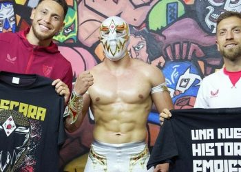 Del futbol a la lucha libre, jugadores del Sevilla FC visitan la Arena Coliseo de Guadalajara