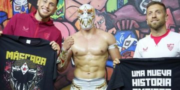 Del futbol a la lucha libre, jugadores del Sevilla FC visitan la Arena Coliseo de Guadalajara