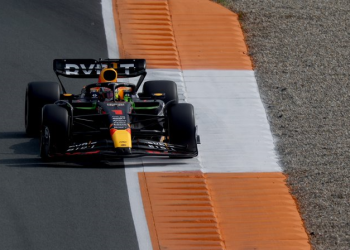 Verstappen por delante de Alonso, Checo es cuarto, en el primer libre de Zandvoort