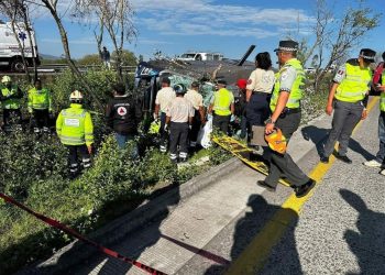 Volcadura de autobús en la México-Querétaro deja al menos siete muertos