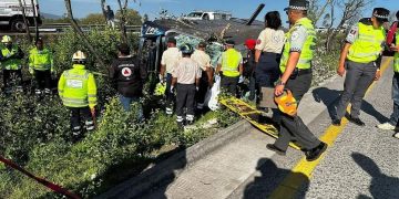 Volcadura de autobús en la México-Querétaro deja al menos siete muertos