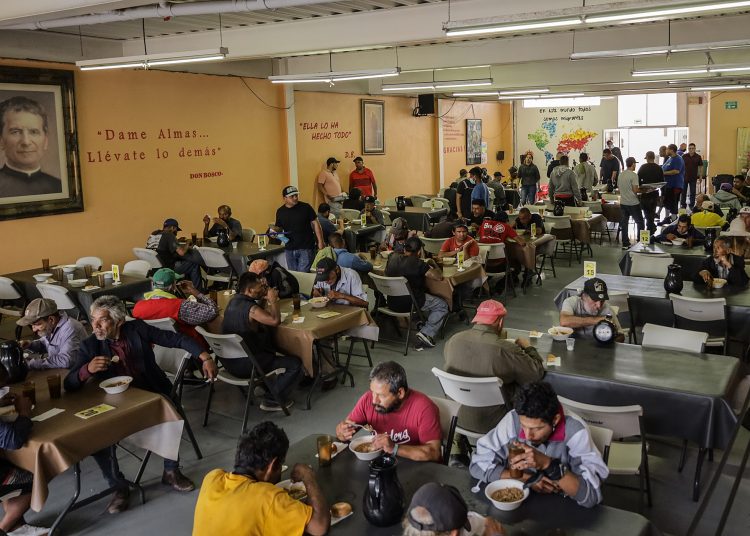 MEX1904. TIJUANA (MÉXICO), 05/08/2023.- Migrantes y personas en situación de calle acuden por alimentos al Desayunador Salesiano Padre Chava, el 3 de agosto de 2023, en la fronteriza de Tijuana (México). Uno de los albergues para migrantes más icónicos de la frontera norte de México, el Desayunador Salesiano Padre Chava de Tijuana, está por cerrar tras más de 20 años de servicio, un hecho que ilustra el creciente flujo migratorio acompañado de menos recursos para la crisis humanitaria. EFE/Joebeth Terríquez
