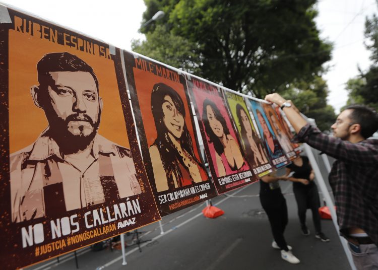 -FOTODELDÍA- MEX1392. CIUDAD DE MÉXICO (MÉXICO), 30/07/2023.- Familiares, amigos y activistas colocan retratos hoy, durante el octavo aniversario del asesinato del fotoperiodista mexicano Rubén Espinosa y del feminicidio de cuatro mujeres, en la Ciudad de México (México). El caso Narvarte, como se conoce al crimen en México en el que fueron asesinadas cinco personas -Mile, Alejandra, Yesenia, Nadia y Rubén-, cumple este domingo ocho años con líneas de investigación pendientes, reclamaron activistas y familiares en un evento frente al departamento donde sucedió el crimen. EFE/Mario Guzmán