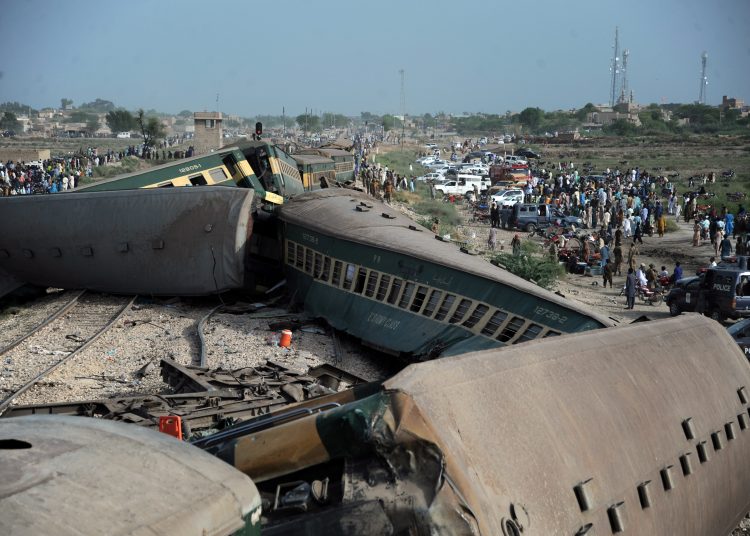 Sanghar (Pakistan), 06/08/2023.- Pakistani security and rescue officials inspect the derailed carriages of a passenger train in Sanghar, near Nawabshah, Pakistan, 06 August 2023. A train accident between Shahzadpur and Nawabshah in Pakistan has resulted in at least 30 deaths and dozens injured, according to a Police official. The Hazara Express train, carrying 950 passengers, derailed on its way from Karachi to Havelian. EFE/EPA/NADEEM KHAWER