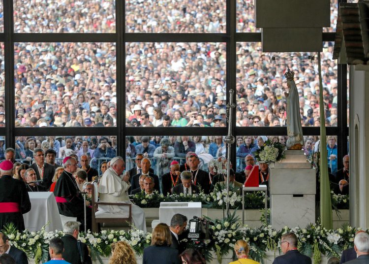-FOTODELDÍA- Fátima (Portugal), 05/08/2023.- El Papa Francisco (c-i, de blanco) reza en la Capilla de las Apariciones en el Santuario de Nuestra Señora de Fátima, en Fátima, Ourem, Portugal, hoy 5 de agosto de 2023. El Pontífice se encuentra en Portugal con motivo de la Jornada Mundial de la Juventud (JMJ). EFE/EPA/ANTONIO COTRIM / POOL