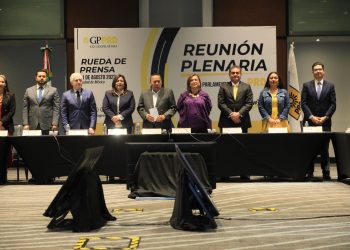 Xóchitl Gálvez se reúne con militantes del PRD en reunión plenaria