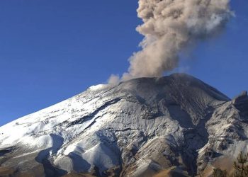 Volcán Popocatépetl con actividad moderada