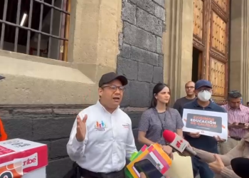 Organizaciones civiles protestan por libros de texto gratuito en la SEP