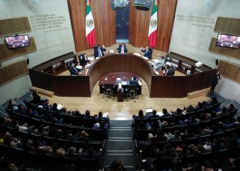 AMLO vuelve a arremeter contra el INE y el TEPJF