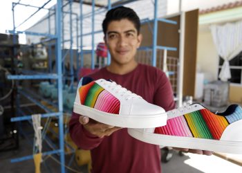 Textilero mexicano crea calzado con diseños artesanales emblemáticos