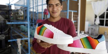 Textilero mexicano crea calzado con diseños artesanales emblemáticos