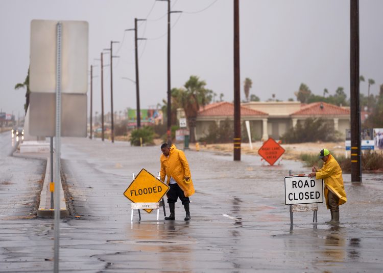 Cathedral City (United States), 20/08/2023.- Public works employees set up signs to close a road due to flooding as Tropical Storm Hilary arrives in Cathedral City, California, USA, 20 August 2023. Southern California is under a tropical storm warning for the first time in history as Hilary makes landfall. The last time a tropical storm made landfall in Southern California was 15 September 1939, according to the National Weather Service. (tormenta) EFE/EPA/ALLISON DINNER