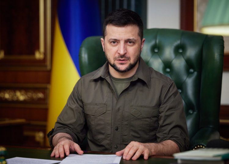 Kyiv (Ukraine), 21/03/2022.- A handout photo made available by the Ukrainian Presidential Press Service shows Ukrainian President Volodymyr Zelensky during a broadcast speech in Kyiv (Kiev), Ukraine, late 21 March 2022 (issued 22 March 2022), addressing the residents of Ukrainian cities on 'Drive the occupiers out, drive these slaves out'. (Rusia, Ucrania) EFE/EPA/UKRAINIAN PRESIDENTIAL PRESS SERVICE HANDOUT -- MANDATORY CREDIT: UKRAINIAN PRESIDENTIAL PRESS SERVICE -- HANDOUT EDITORIAL USE ONLY/NO SALES